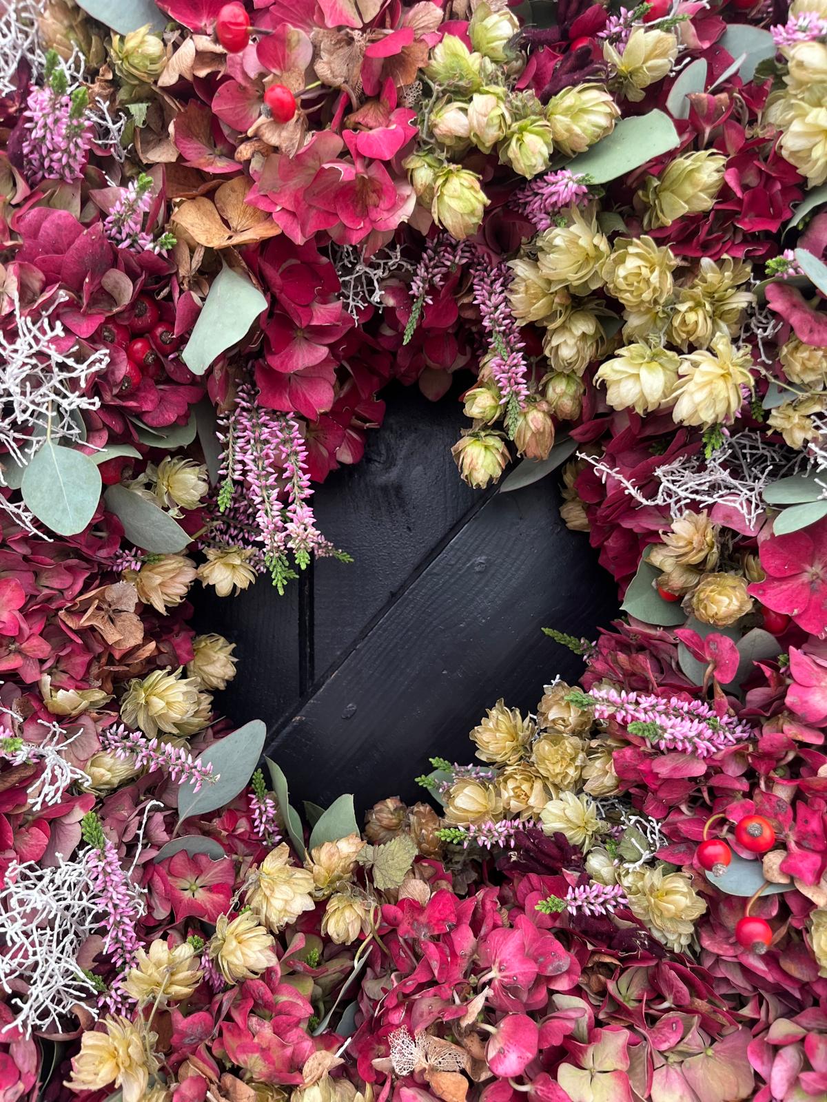 Prachtige handgemaakte krans met verse bloemen