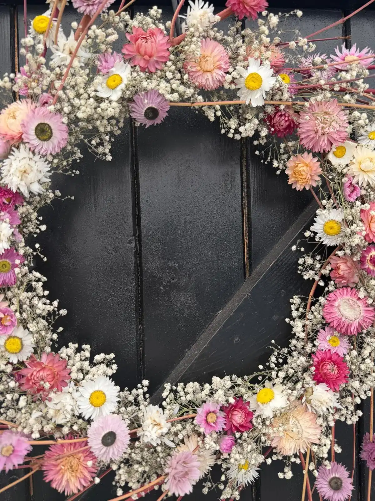Muurkrans, pastel en zacht, met gomphrena, handgemaakt door De Groene Zeeuw