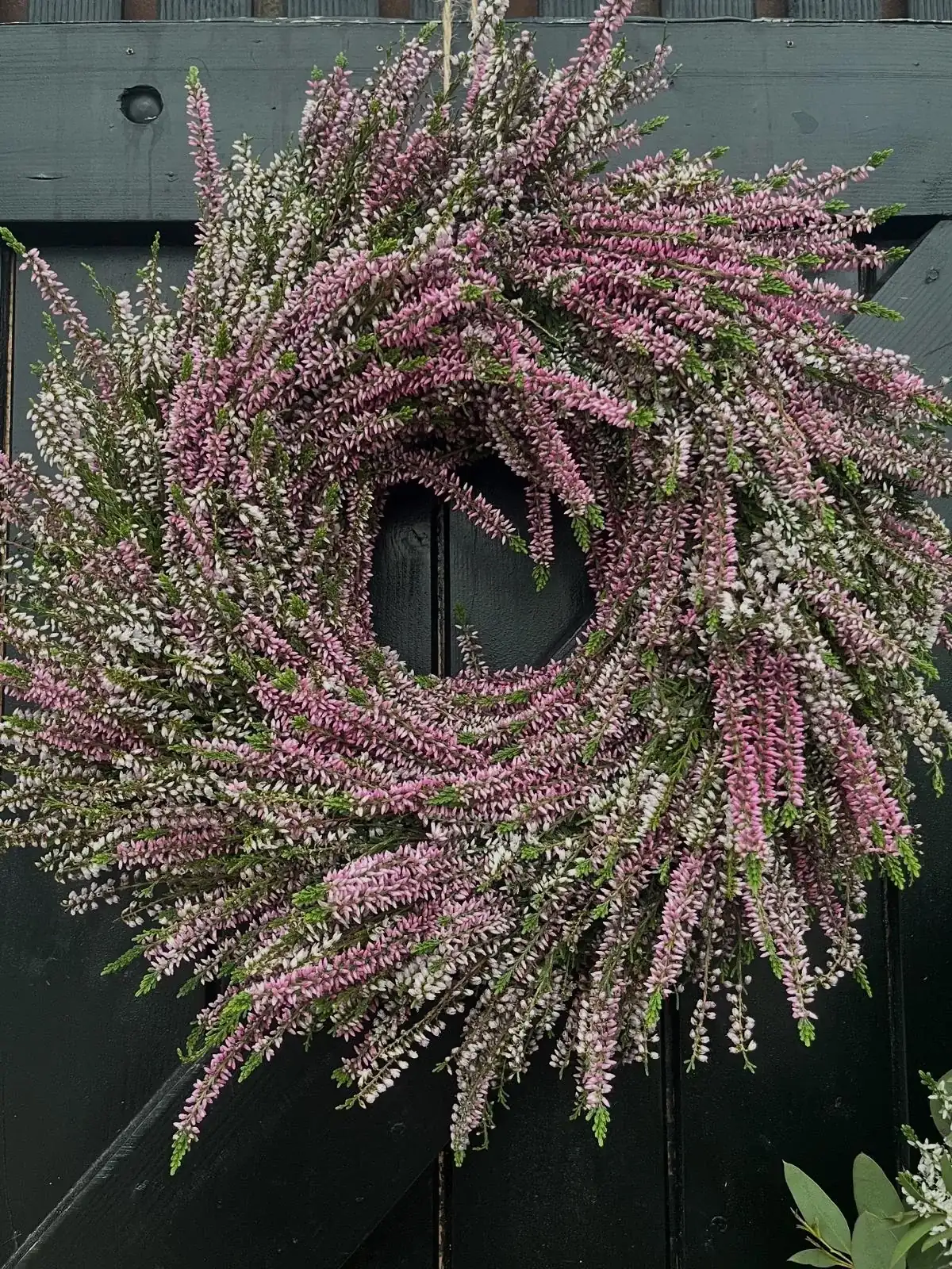 Gedroogde krans, pastel en zacht, met gedroogd groen, handgemaakt door De Groene Zeeuw