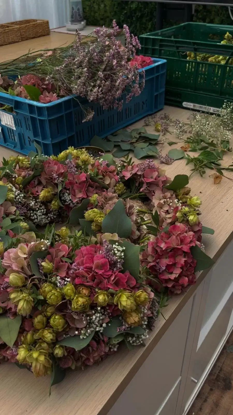 Hortensiakrans, roze en mauve, met seizoensgroen, handgemaakt door De Groene Zeeuw