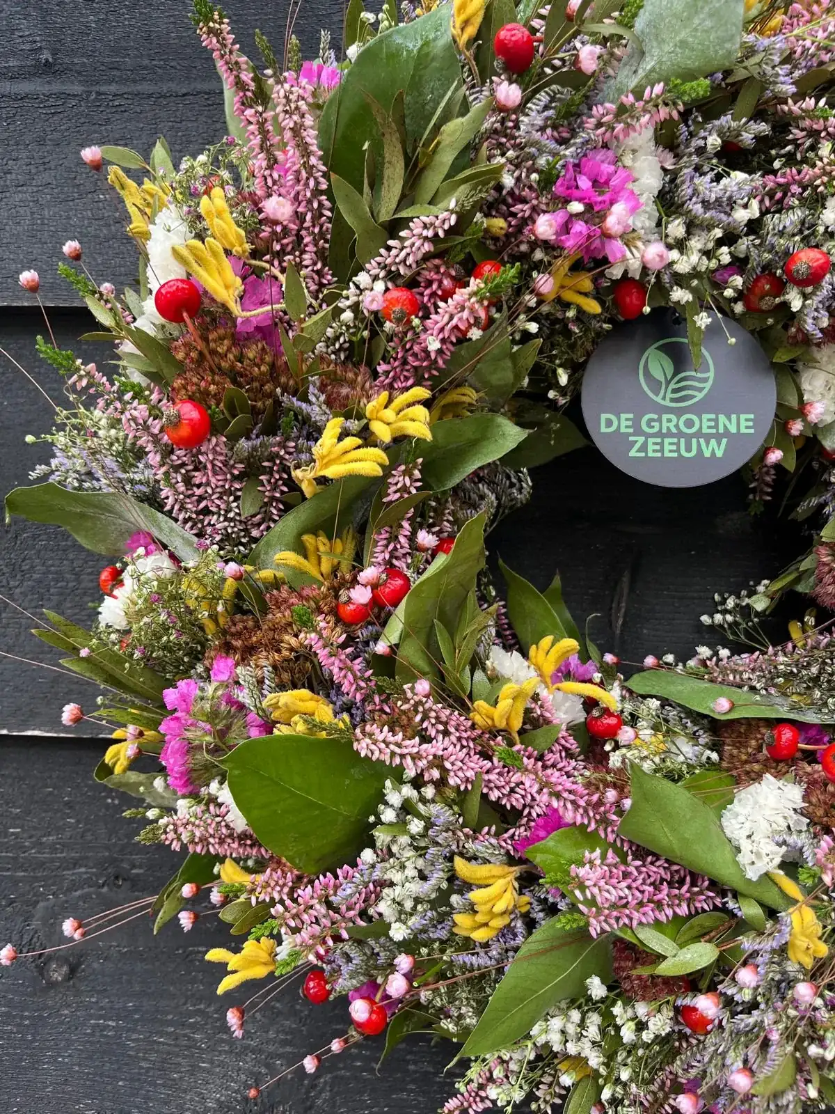 Muurkrans, pastel en zacht, met gomphrena, handgemaakt door De Groene Zeeuw