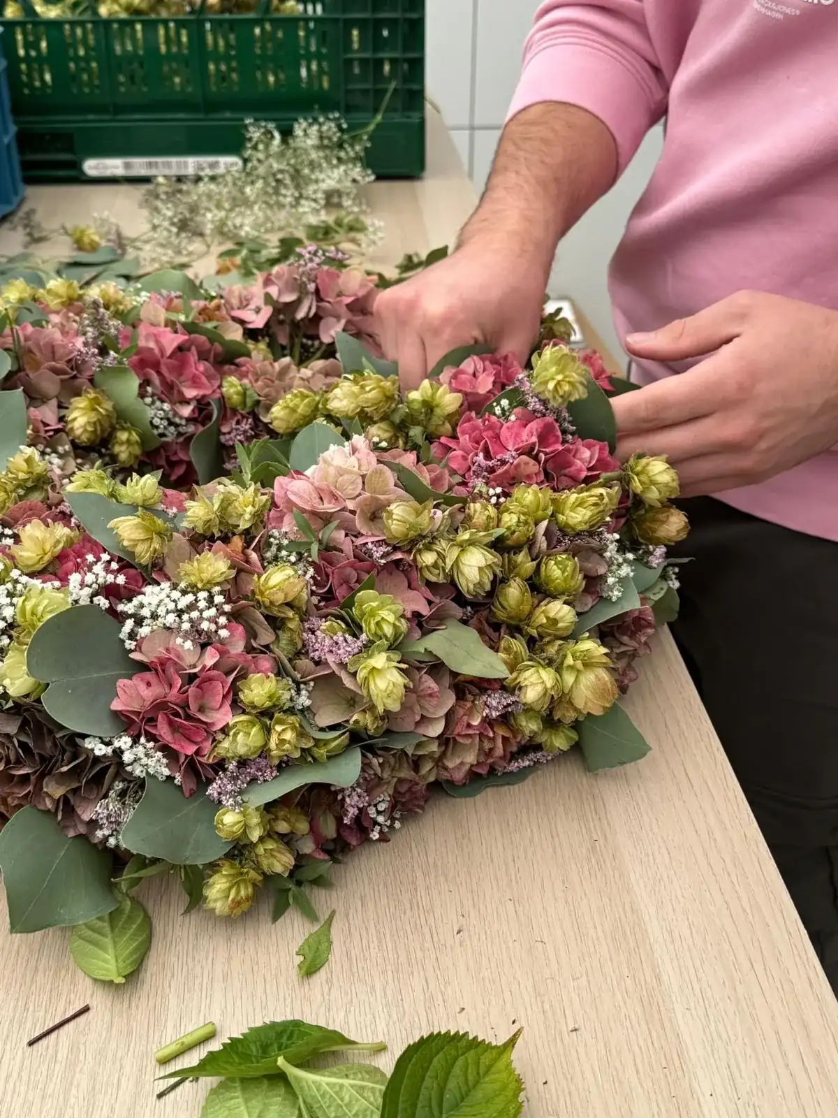 Muurkrans, roze en mauve, met gomphrena, handgemaakt door De Groene Zeeuw