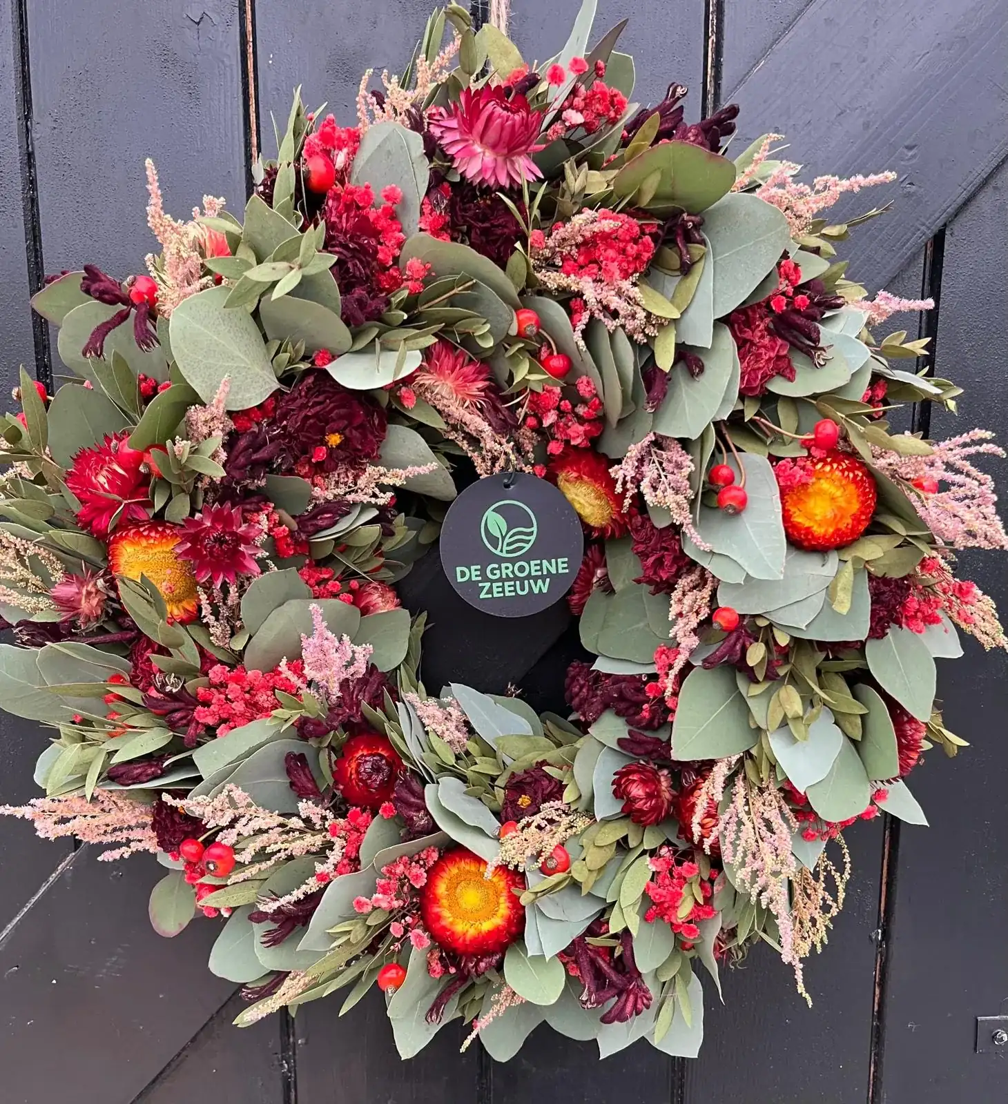 Bloemkrans, blauw en lavendel, met droogbloemen, handgemaakt door De Groene Zeeuw