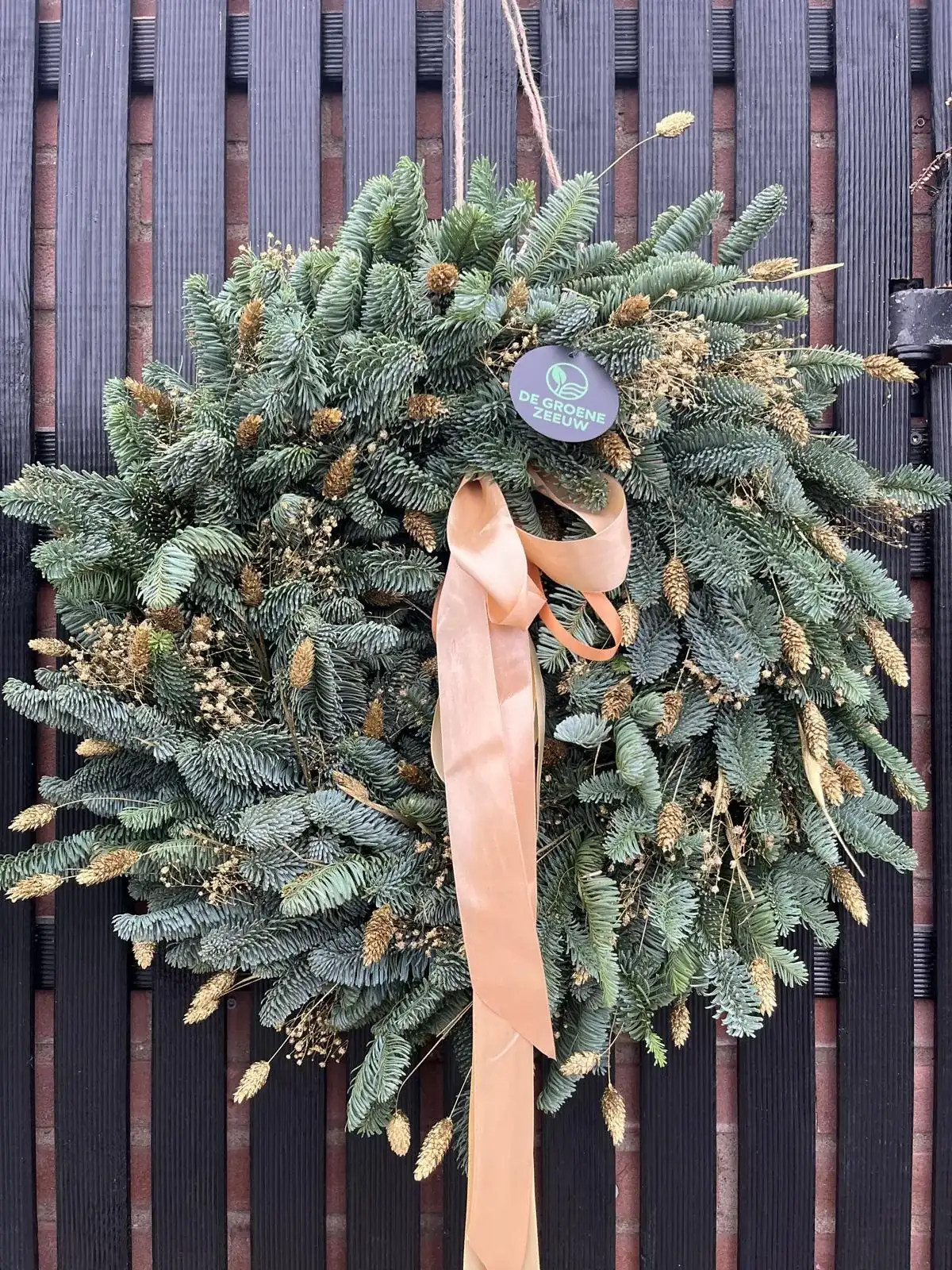 Hortensiakrans, blauw en lavendel, met seizoensgroen, handgemaakt door De Groene Zeeuw