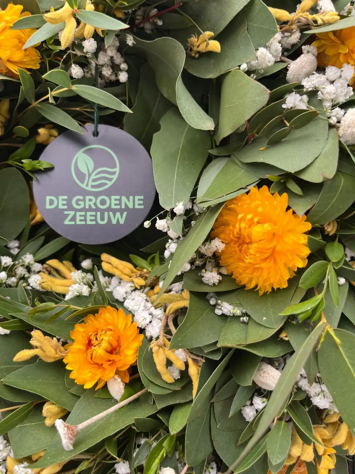 Muurkrans, roze en mauve, met gomphrena, handgemaakt door De Groene Zeeuw