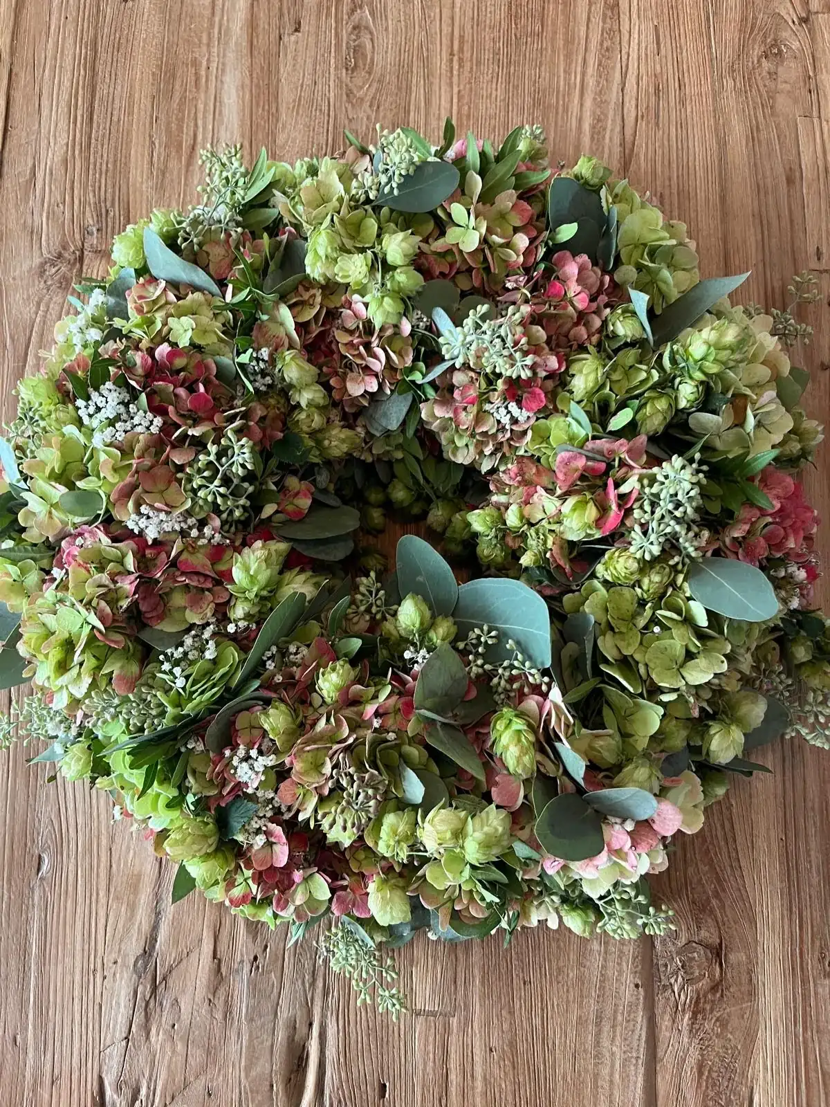 Gedroogde krans, pastel en zacht, met gedroogd groen, handgemaakt door De Groene Zeeuw