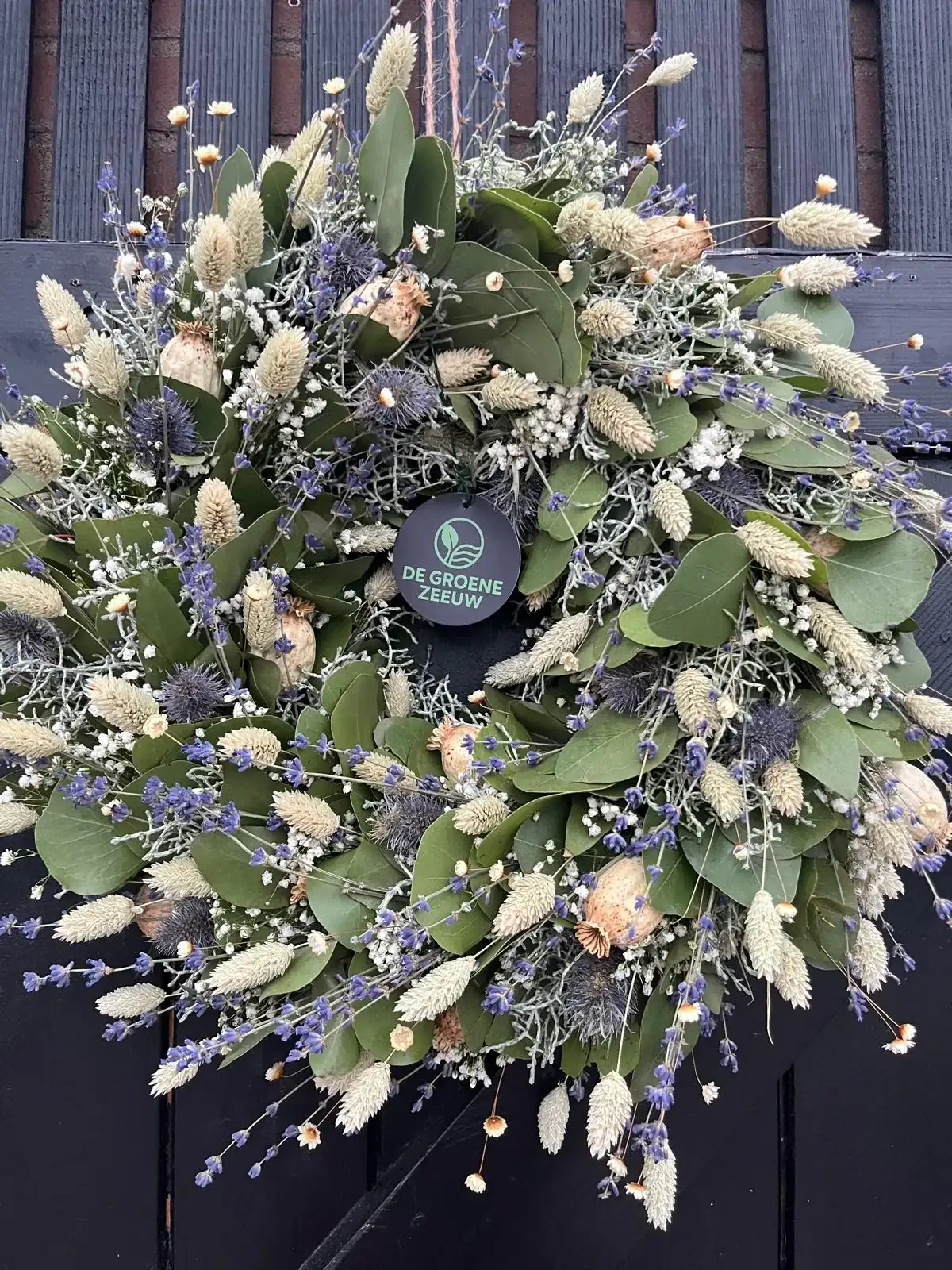 Seizoenskrans, pastel en zacht, met eucalyptus, handgemaakt door De Groene Zeeuw