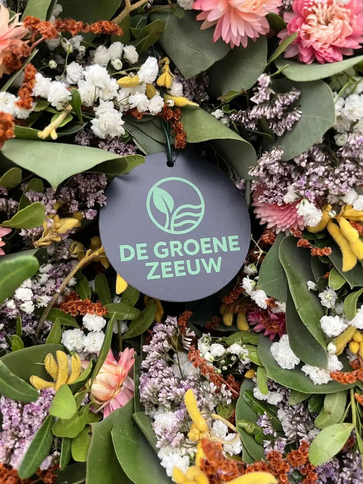 Gedroogde krans, pastel en zacht, met maankapjes, handgemaakt door De Groene Zeeuw