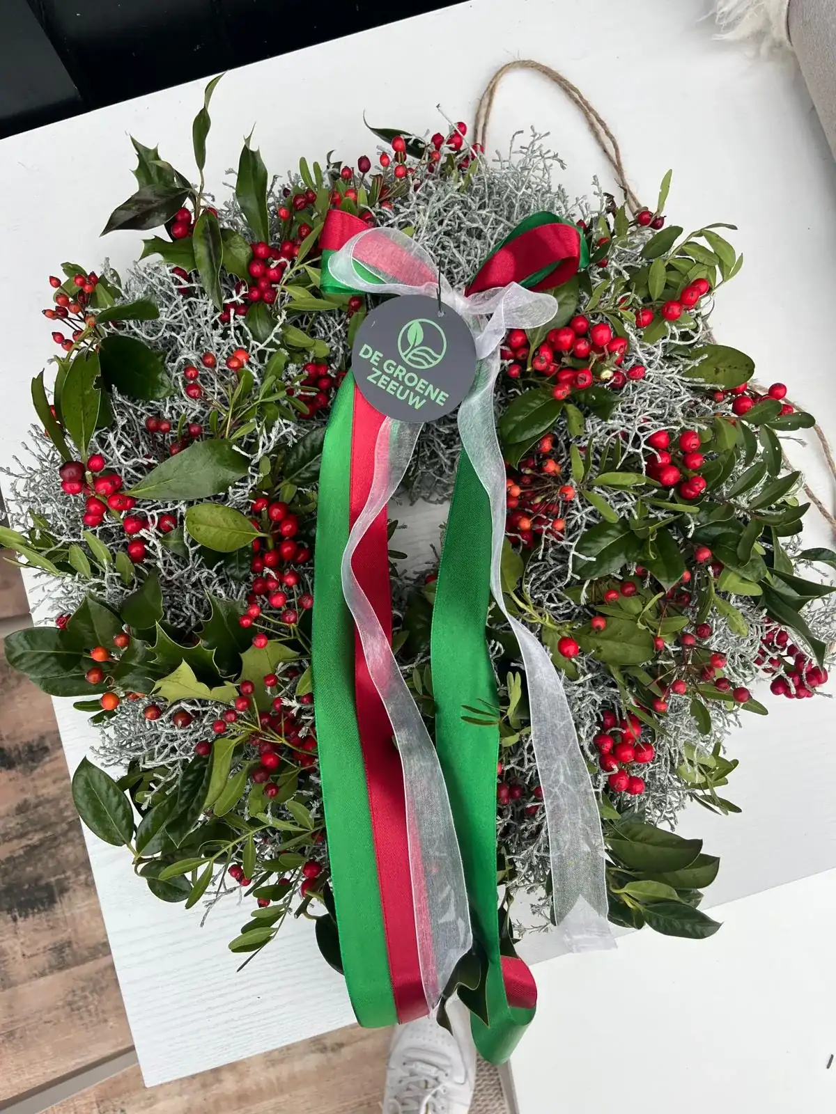 Hortensiakrans, warm wit en crème, met seizoensgroen, handgemaakt door De Groene Zeeuw