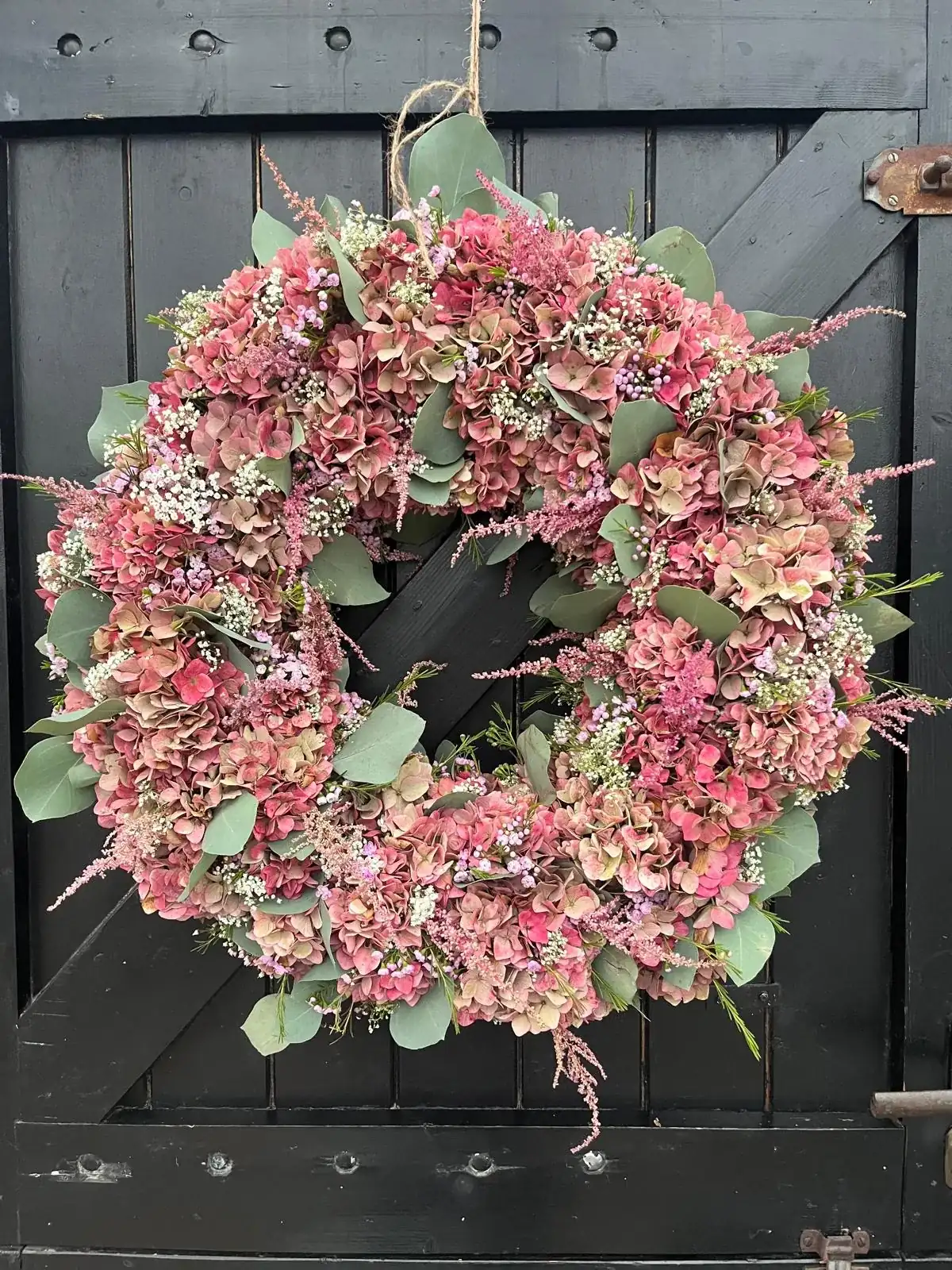 Gedroogde krans, pastel en zacht, met gedroogd groen, handgemaakt door De Groene Zeeuw