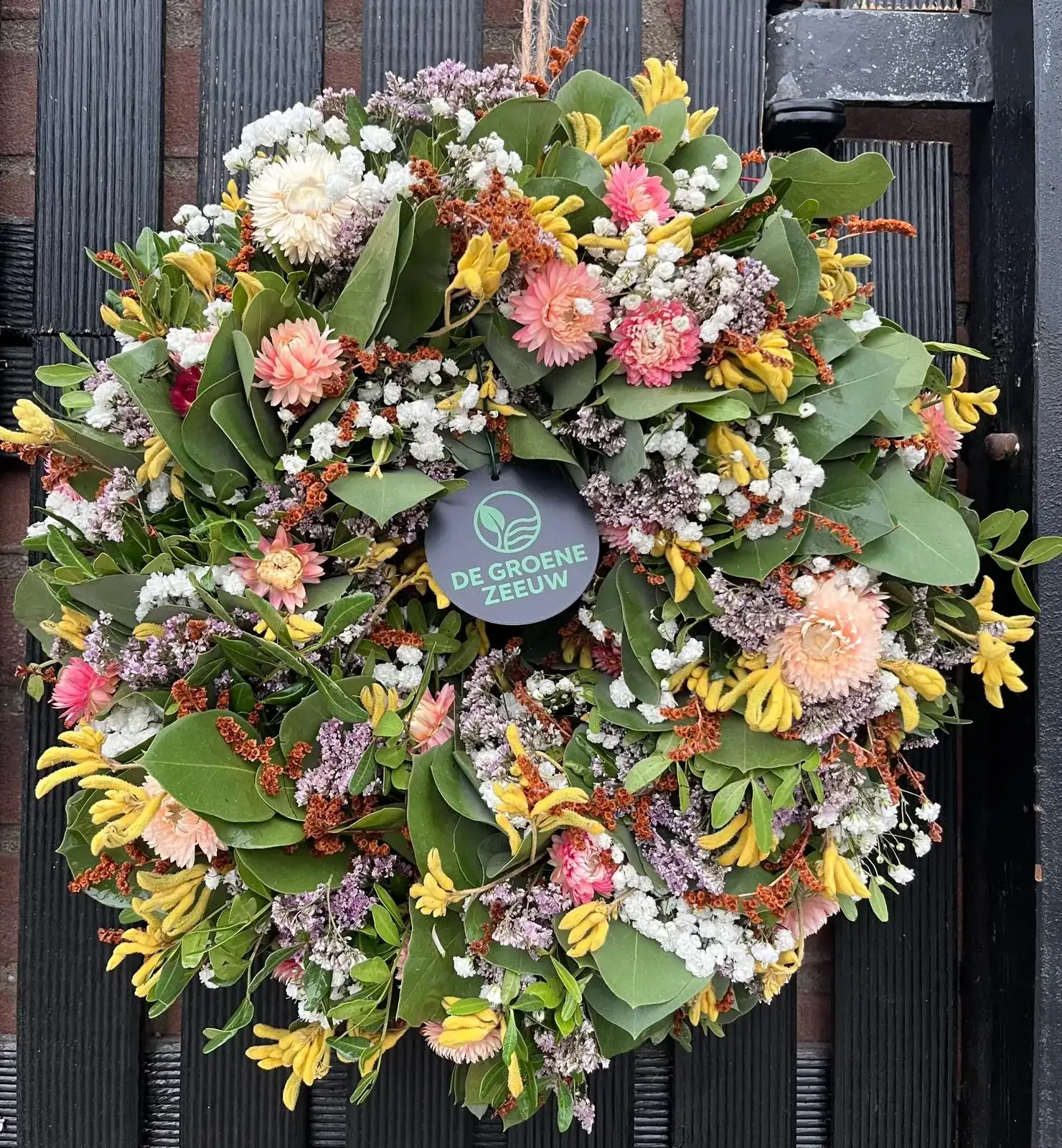 Bloemkrans, pastel en zacht, met droogbloemen, handgemaakt door De Groene Zeeuw