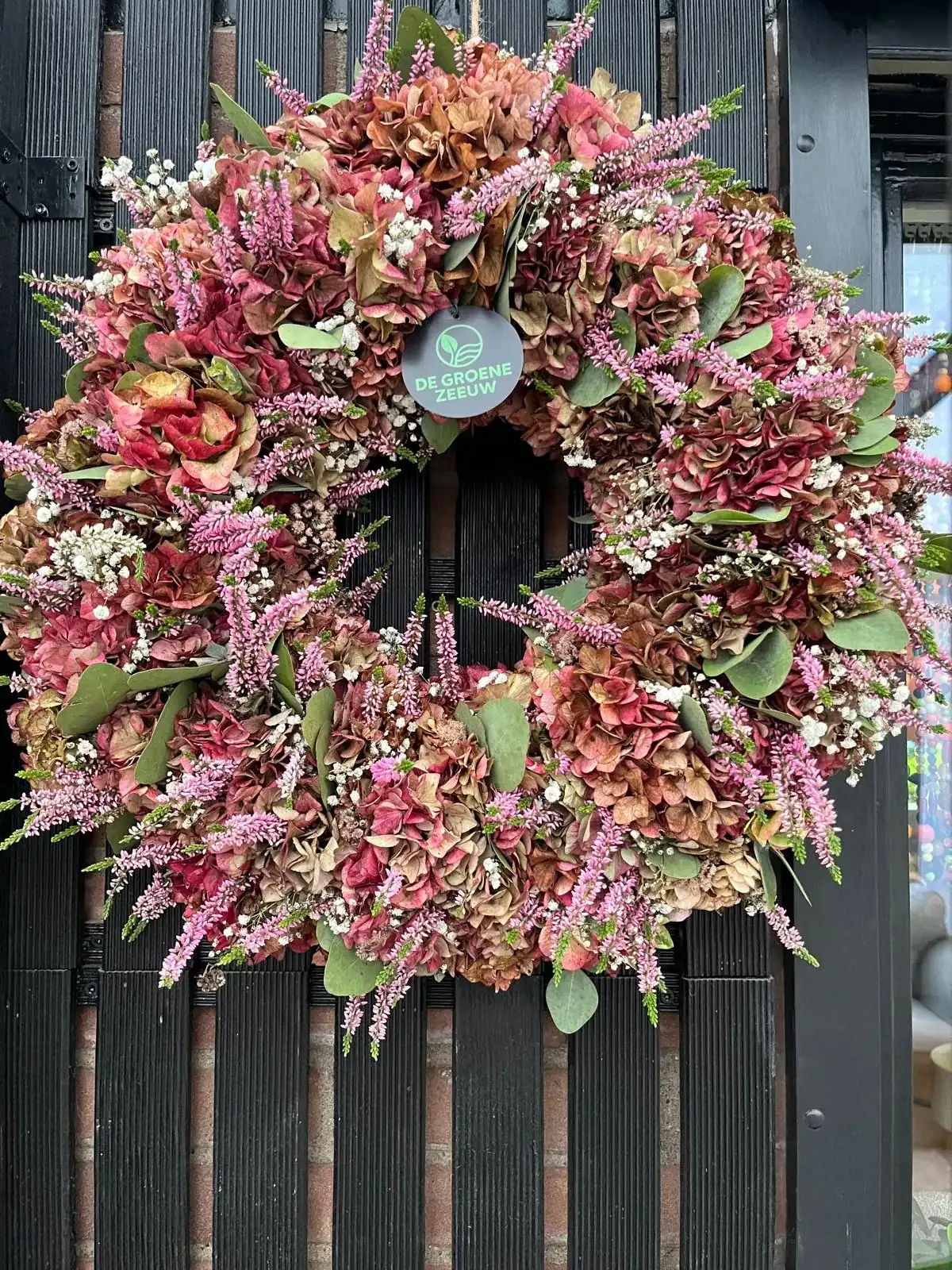 Deurkrans, pastel en zacht, met hortensia, handgemaakt door De Groene Zeeuw