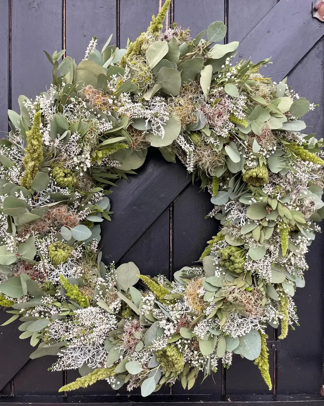 Muurkrans, pastel en zacht, met gomphrena, handgemaakt door De Groene Zeeuw