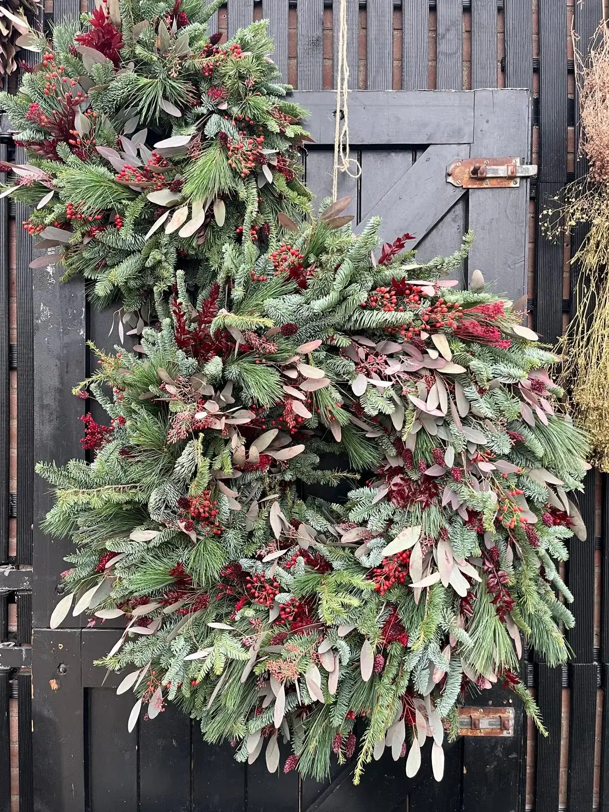 Tafelkrans, pastel en zacht, met zachte texturen, handgemaakt door De Groene Zeeuw