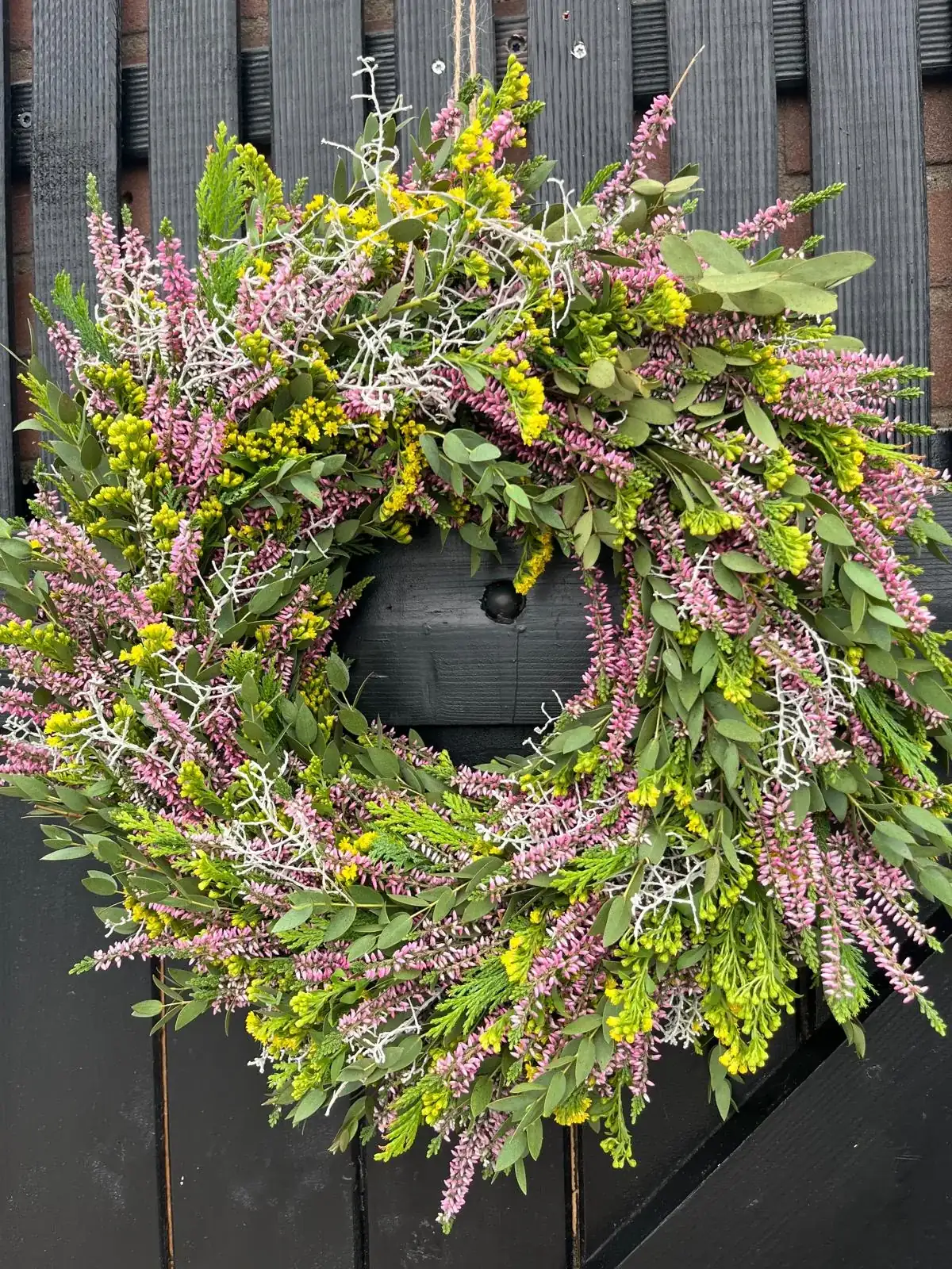 Bloemkrans, pastel en zacht, met droogbloemen, handgemaakt door De Groene Zeeuw