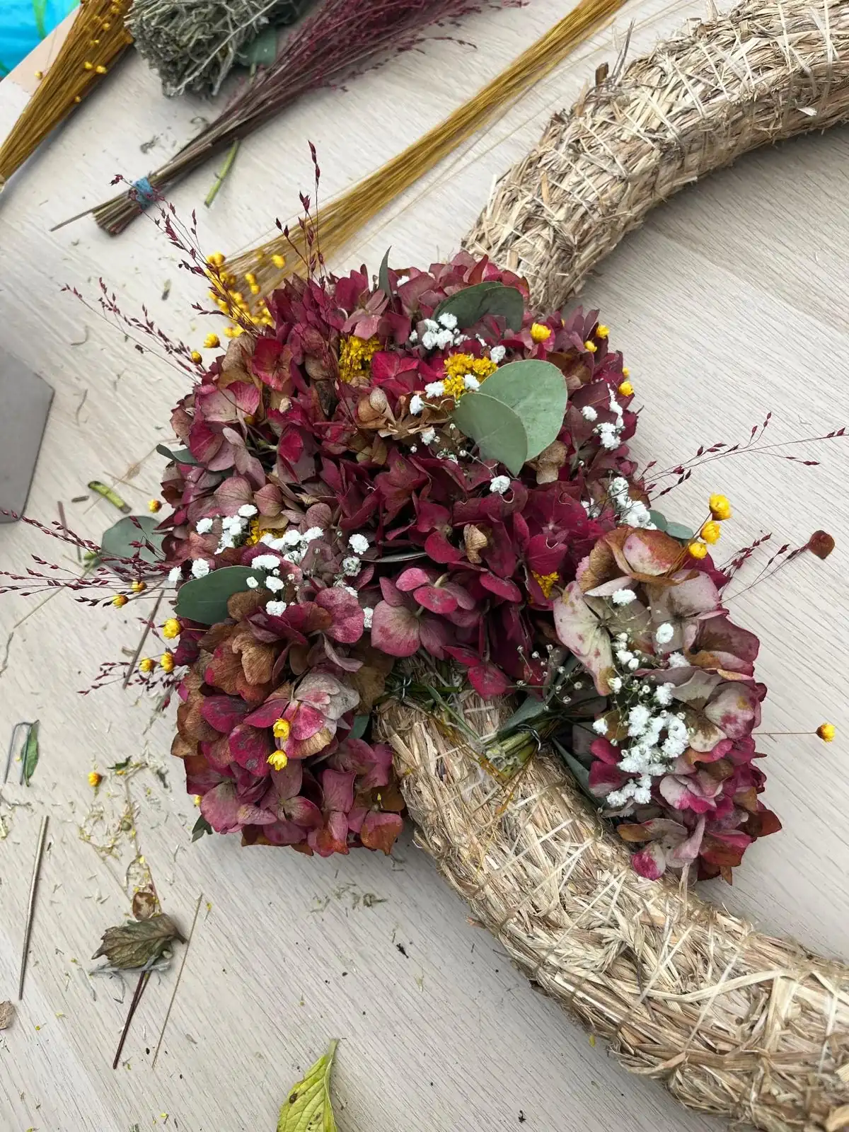 Muurkrans, roze en mauve, met gomphrena, handgemaakt door De Groene Zeeuw