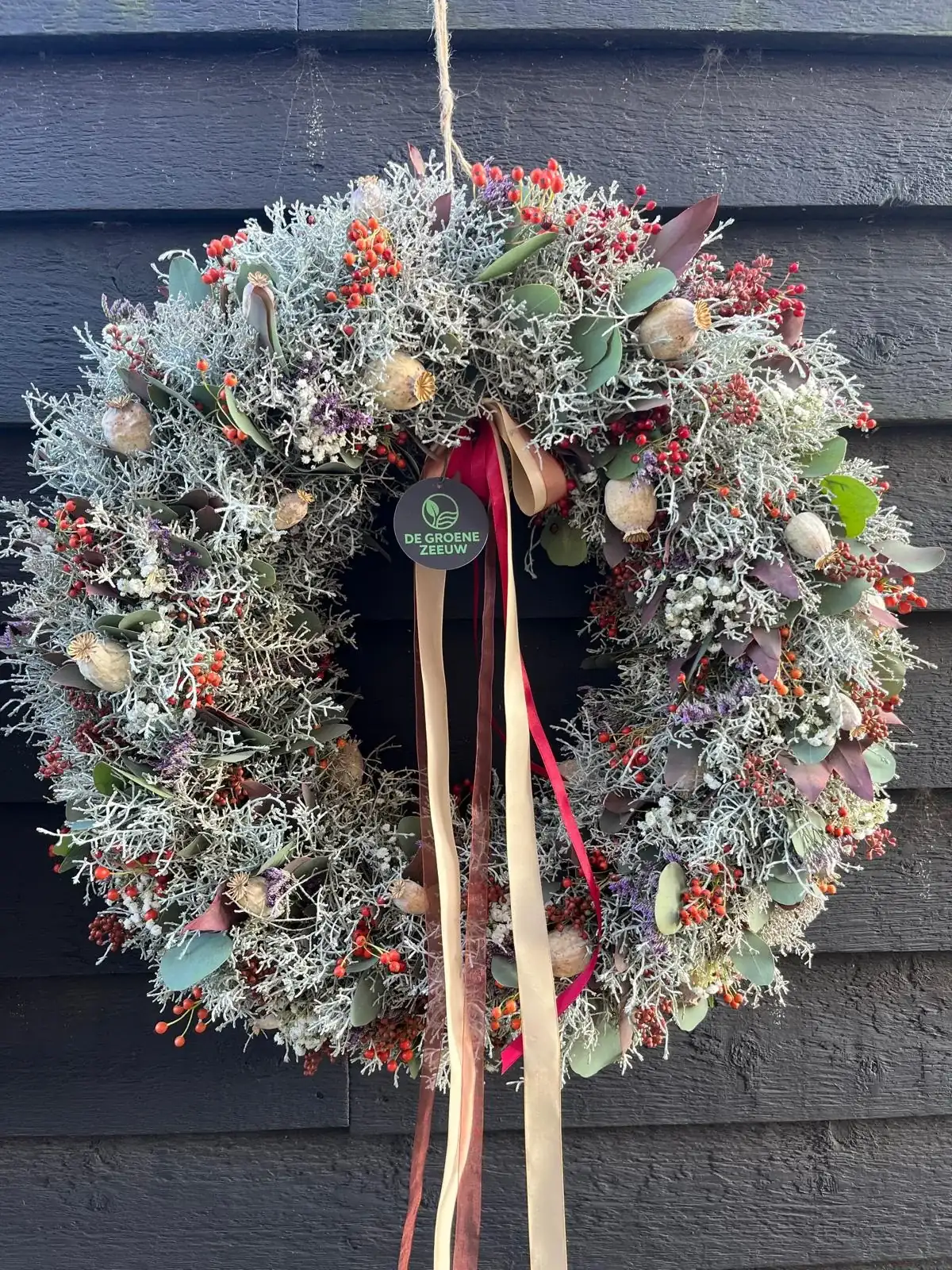 Muurkrans, pastel en zacht, met gomphrena, handgemaakt door De Groene Zeeuw