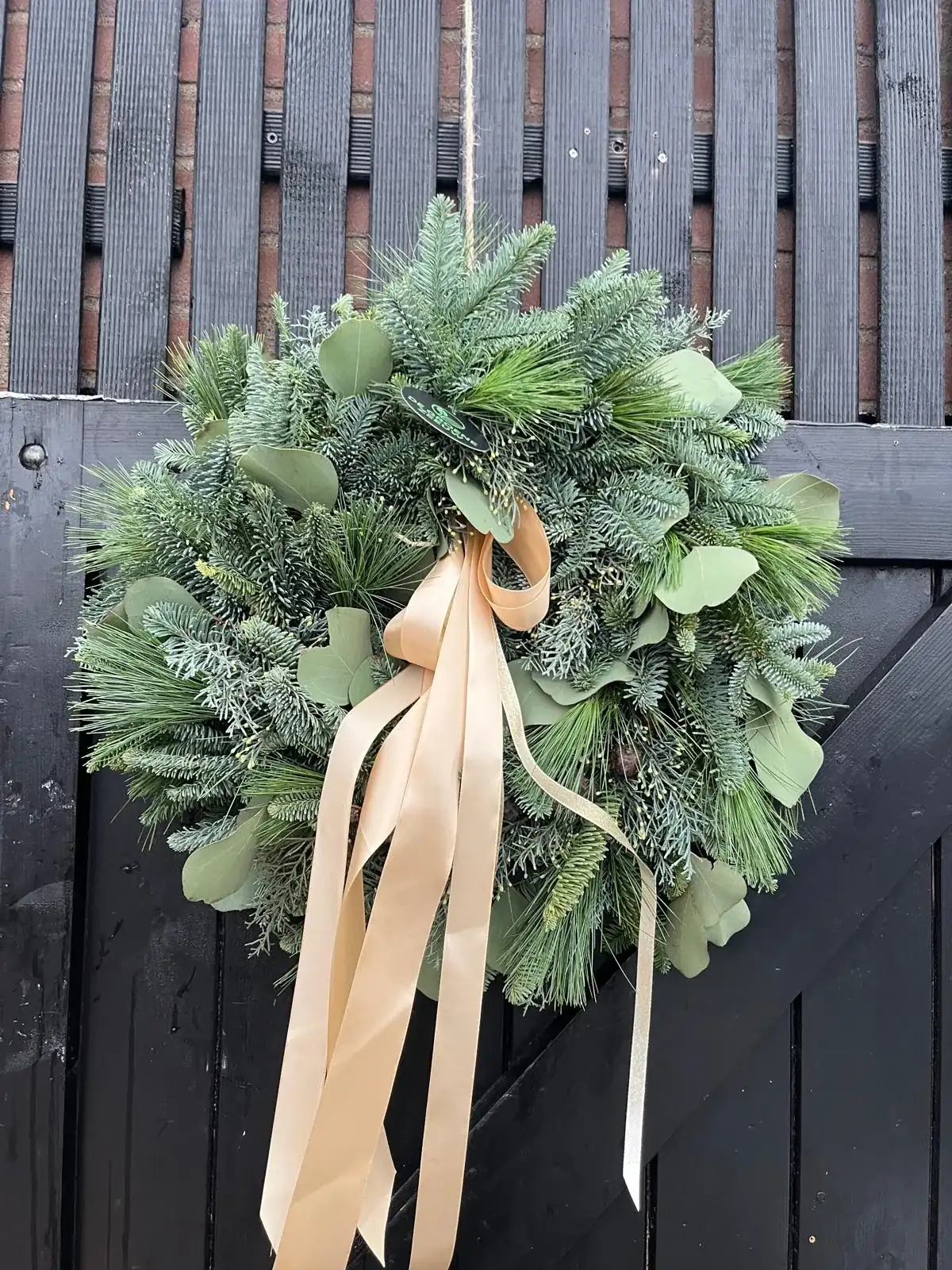 Gedroogde krans, pastel en zacht, met gedroogd groen, handgemaakt door De Groene Zeeuw