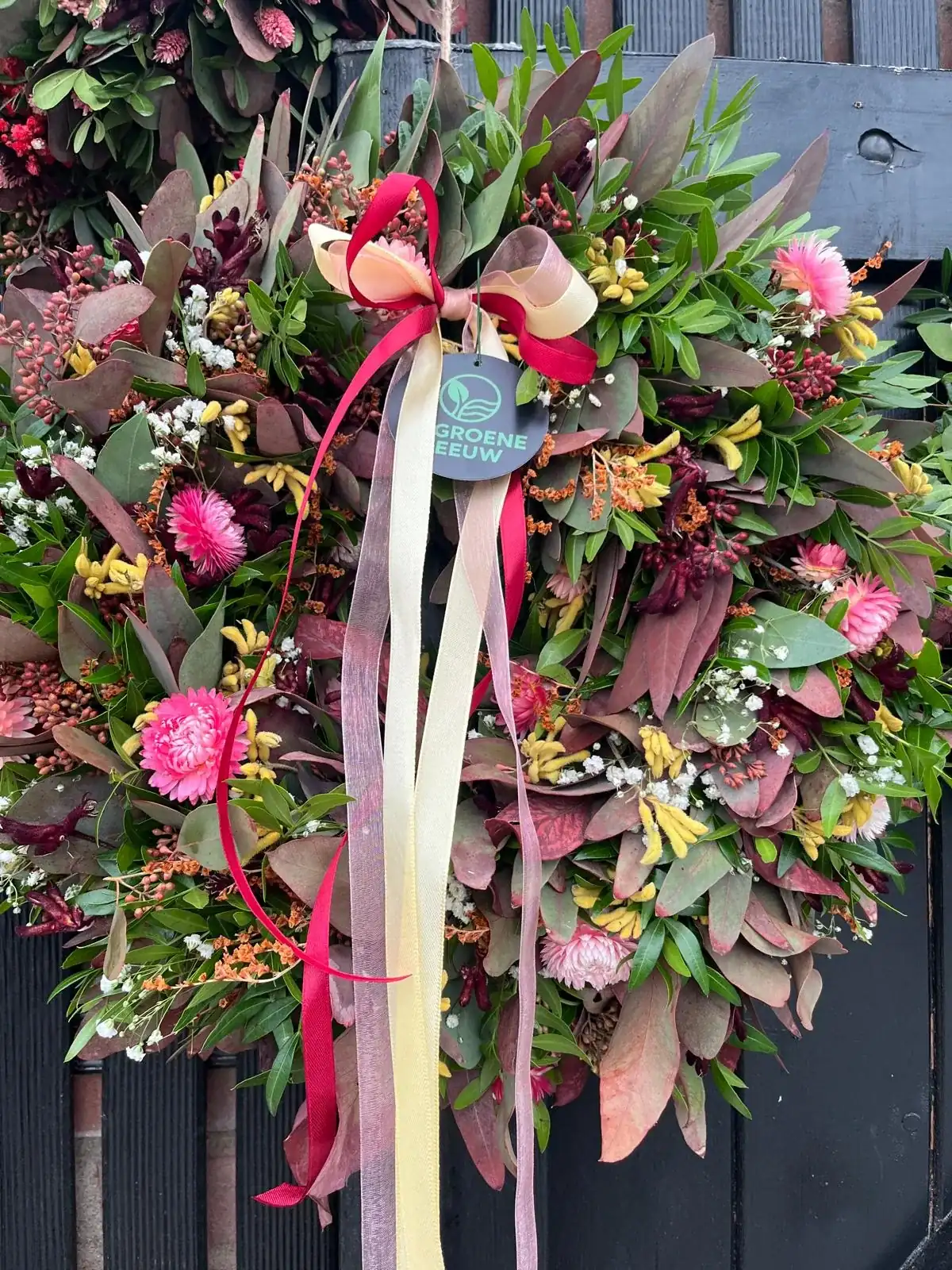 Seizoenskrans, blauw en lavendel, met eucalyptus, handgemaakt door De Groene Zeeuw