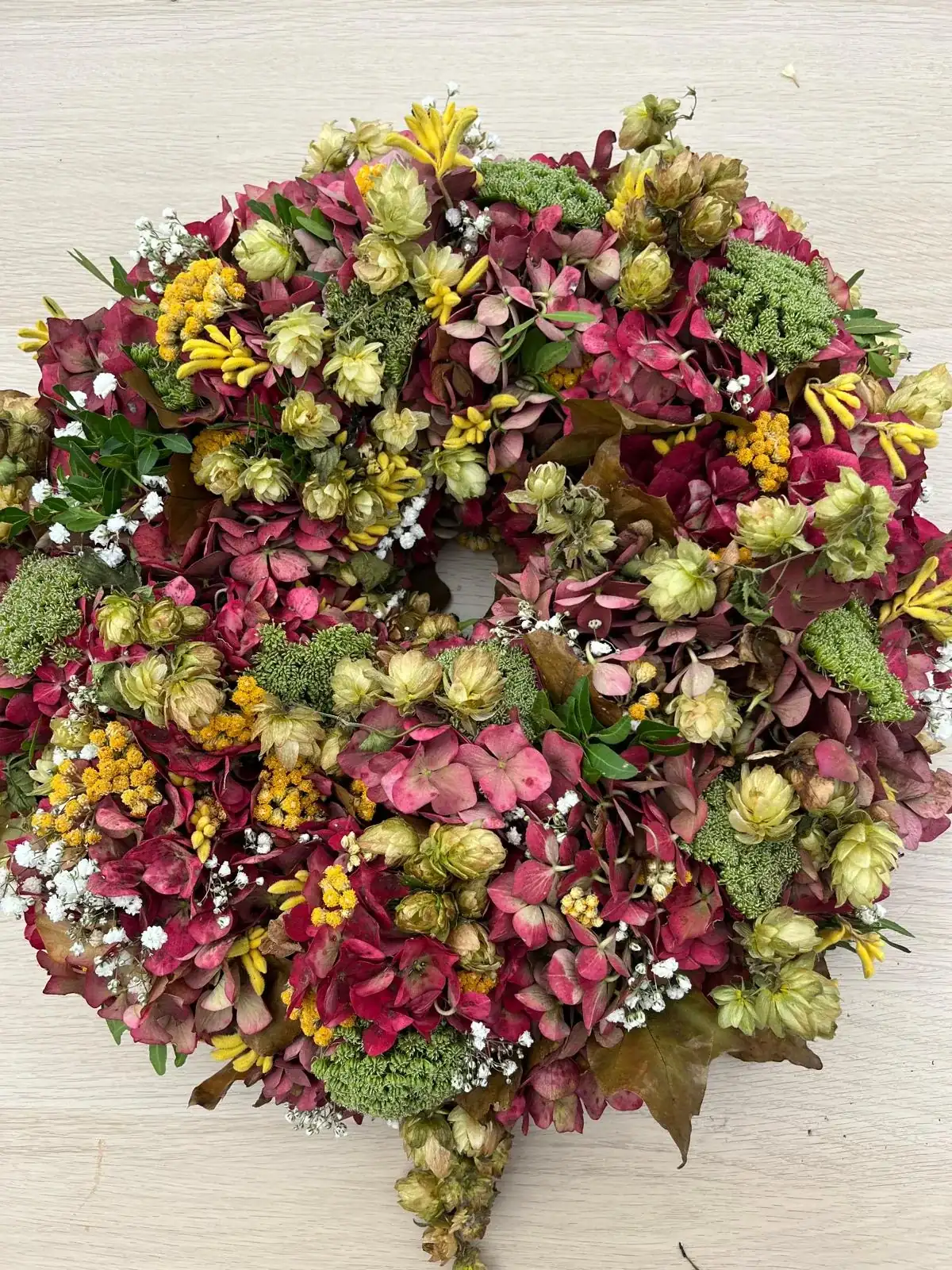 Gedroogde krans, roze en mauve, met maankapjes, handgemaakt door De Groene Zeeuw