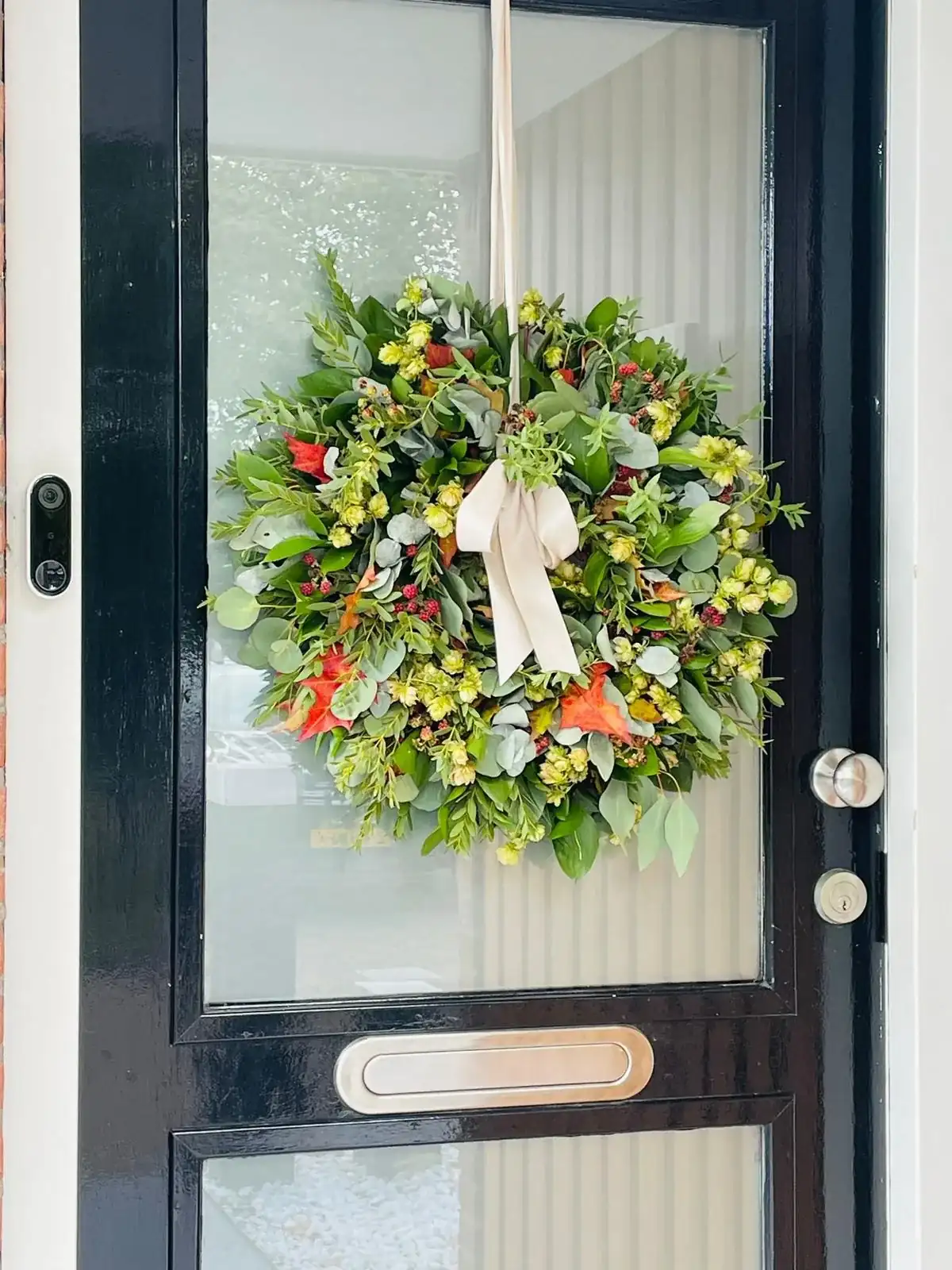 Bloemkrans, warm wit en crème, met droogbloemen, handgemaakt door De Groene Zeeuw