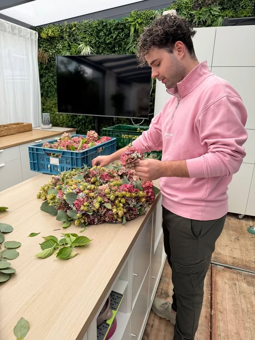 Jos van Drongelen maakt een krans in de werkplaats